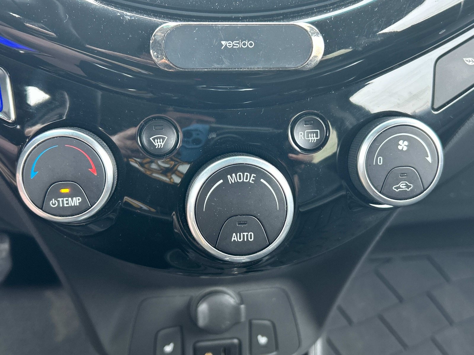 Used 2015 Chevrolet Spark LT FWD image 27