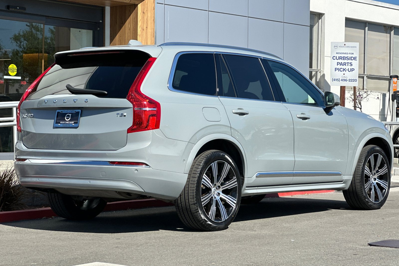 Certified 2025 Volvo XC90 T8 Ultra w/ Protection Package AWD/4WD image 2