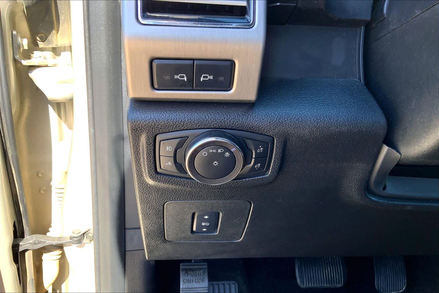 Used 2017 Ford F150 Platinum w/ Equipment Group 701A Luxury AWD/4WD image 33