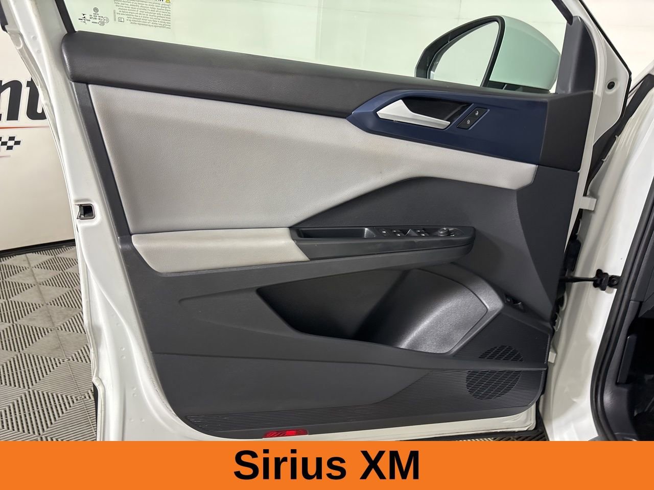 Used 2023 Volkswagen Taos SE w/ Panoramic Sunroof Package image 9