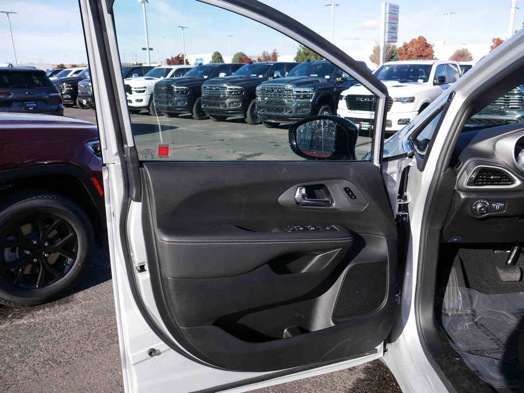 New 2026 Chrysler Pacifica Select image 25