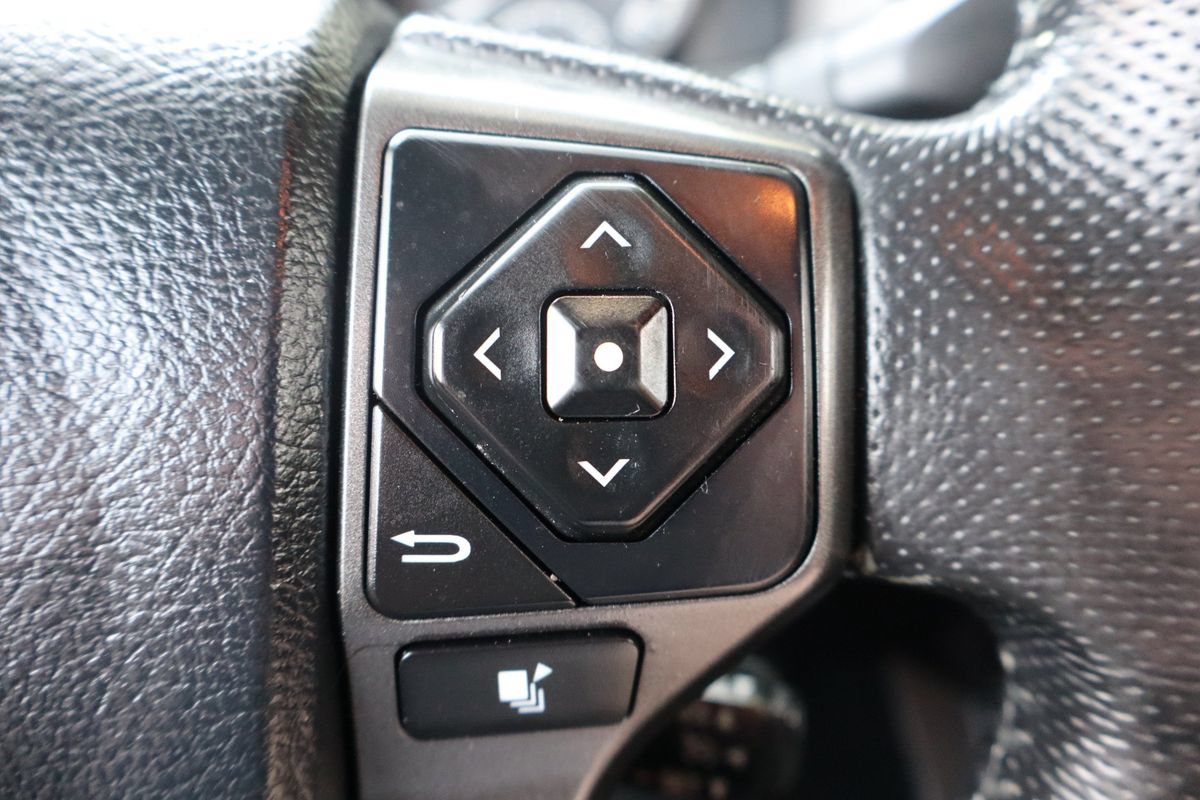 Used 2017 Toyota Tacoma TRD Off-Road w/ Premium & Technology Package AWD/4WD image 31
