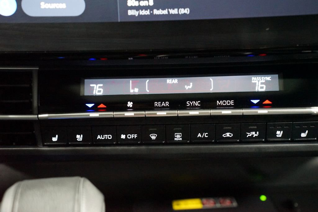 Used 2025 Toyota Sienna Limited image 20