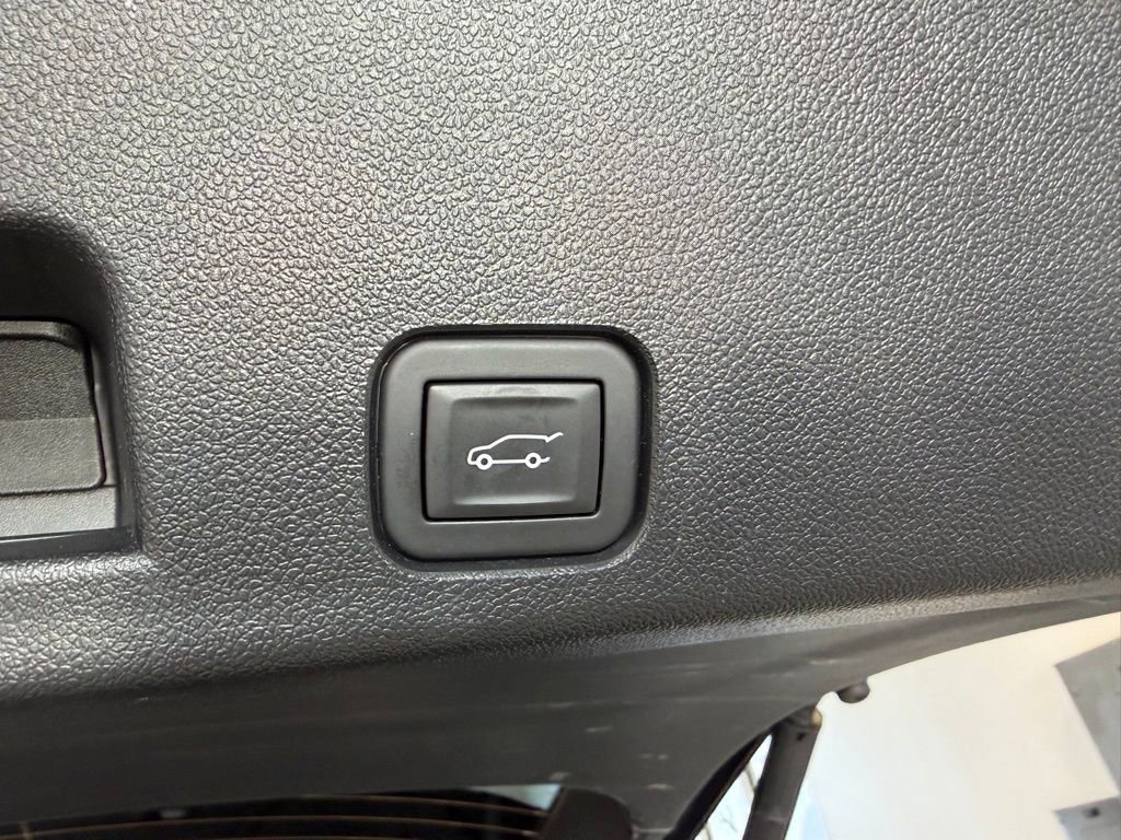 Used 2025 Chevrolet Traverse LT image 38