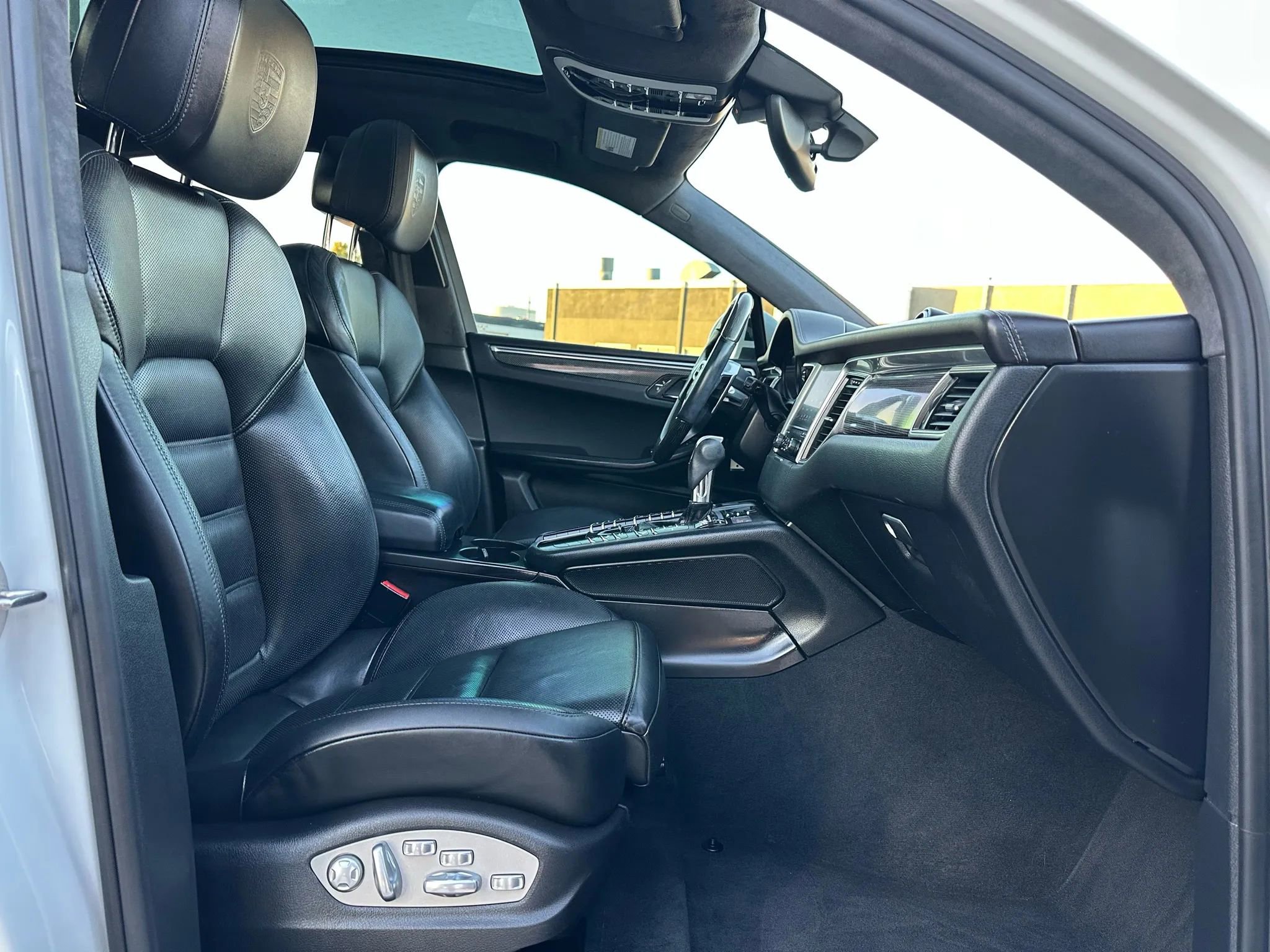 Used 2017 Porsche Macan Turbo image 27