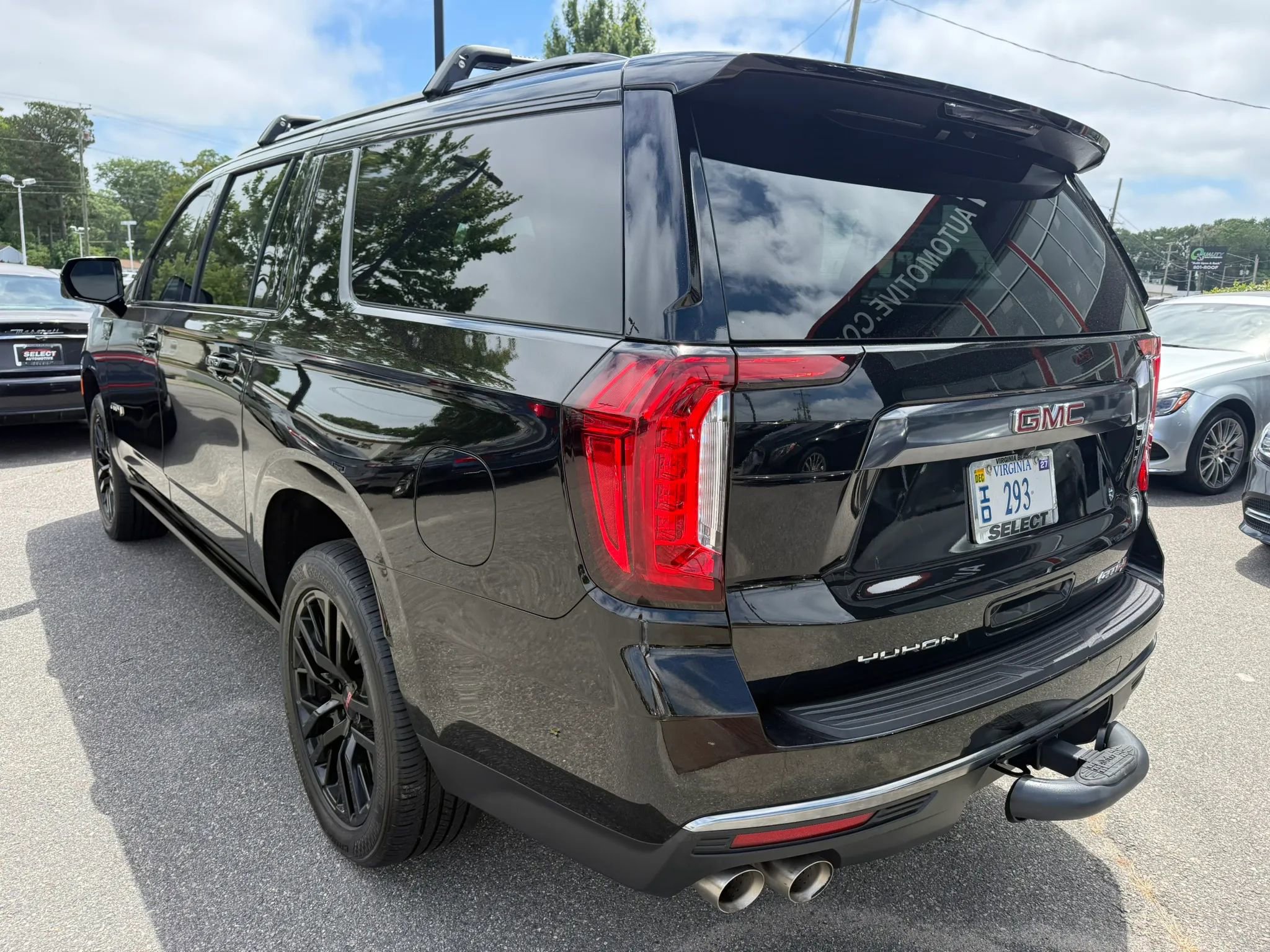 Used 2023 GMC Yukon XL AT4 w/ AT4 Premium Package AWD/4WD image 3
