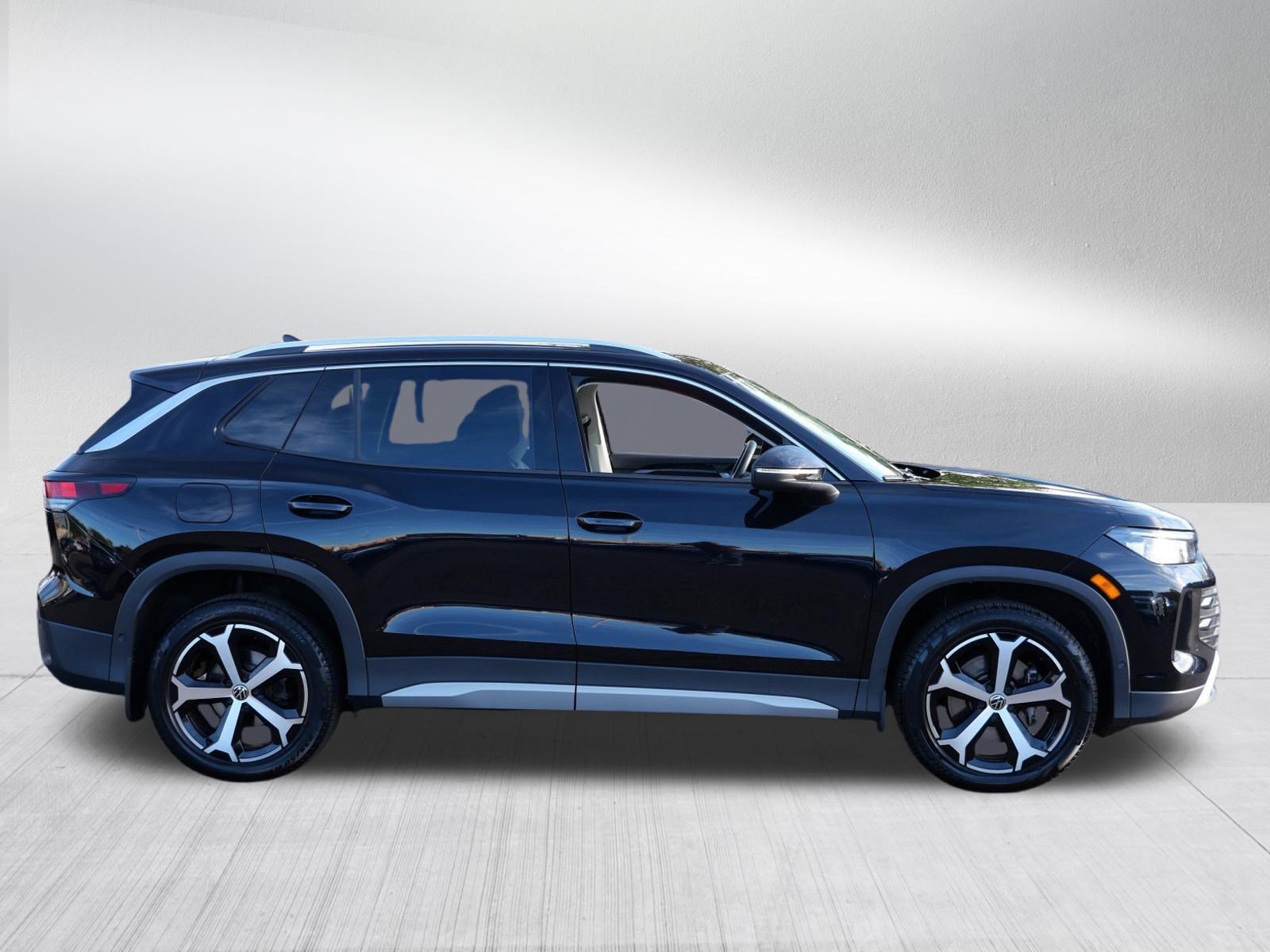 Certified 2025 Volkswagen Tiguan SE AWD/4WD image 8