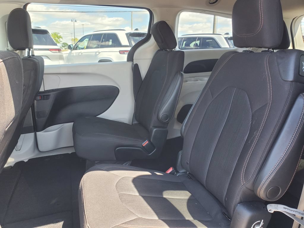 Used 2017 Chrysler Pacifica Touring FWD image 25