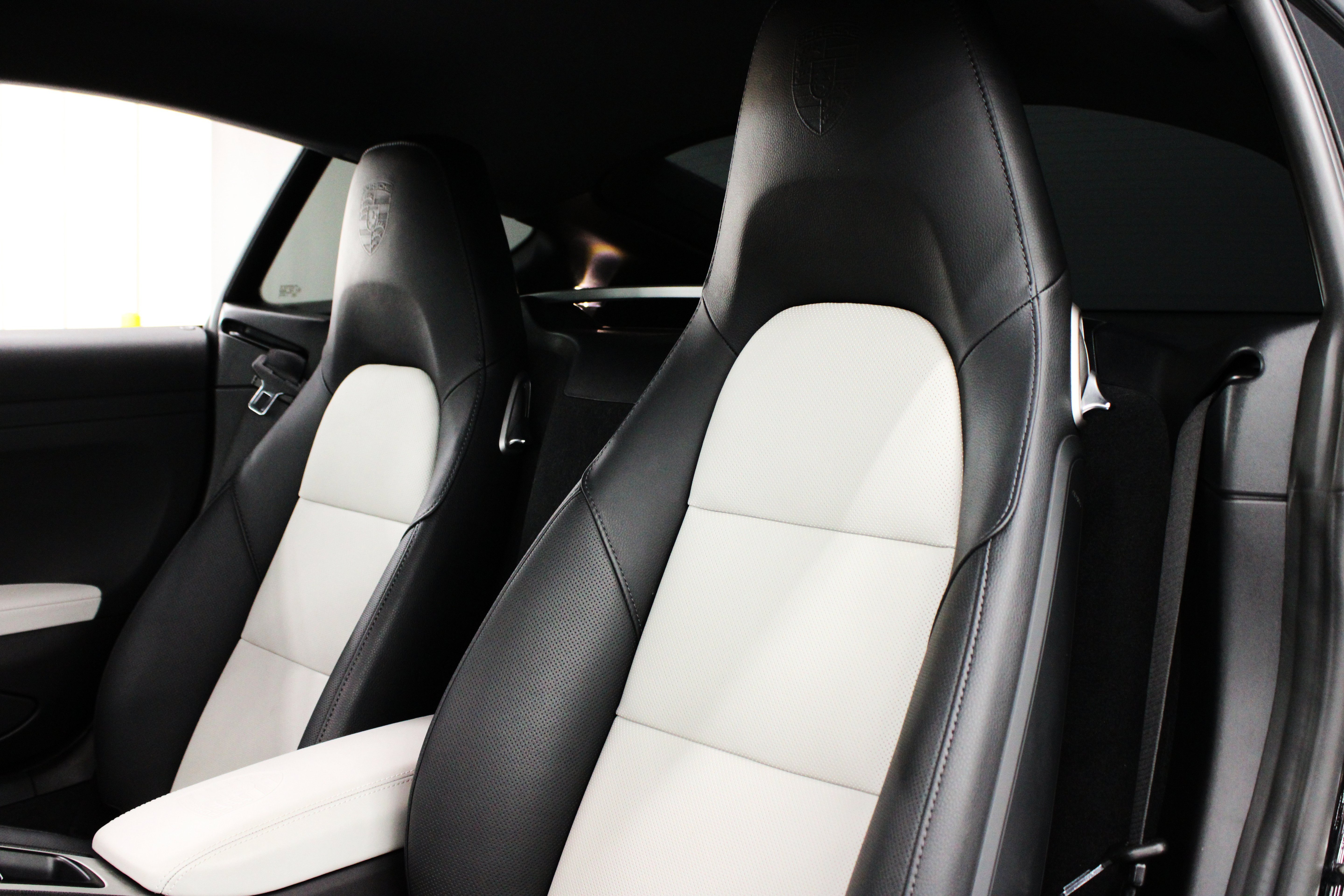 Used 2025 Porsche 718 Cayman S w/ Sportdesign Package RWD image 4