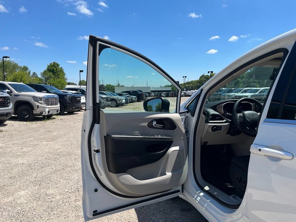 Used 2023 Chrysler Voyager LX FWD image 16