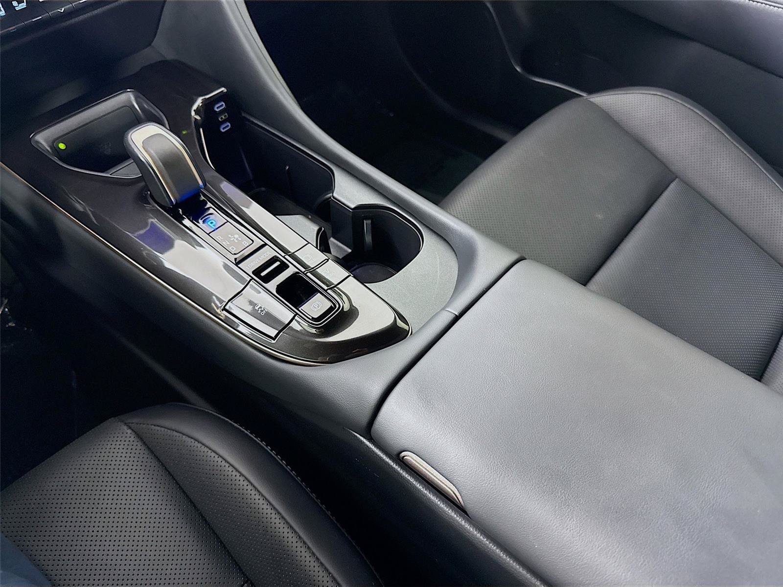 Used 2025 Toyota Crown AWD/4WD image 9