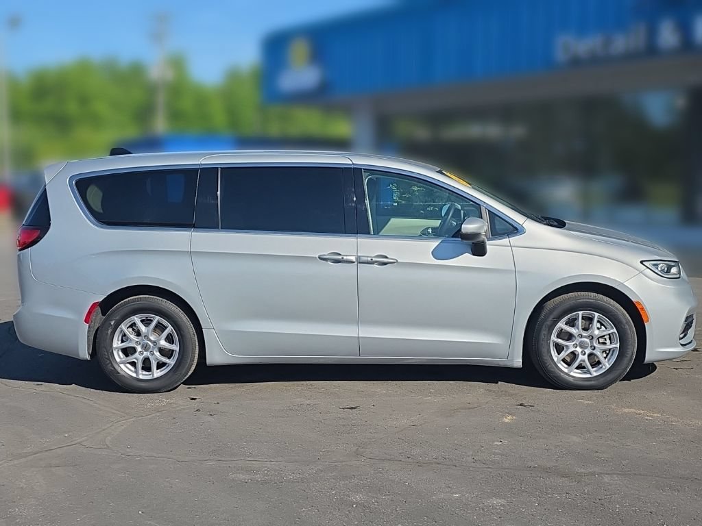 Used 2023 Chrysler Pacifica Touring-L FWD image 8