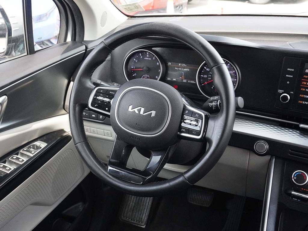 Used 2023 Kia Carnival LX image 26