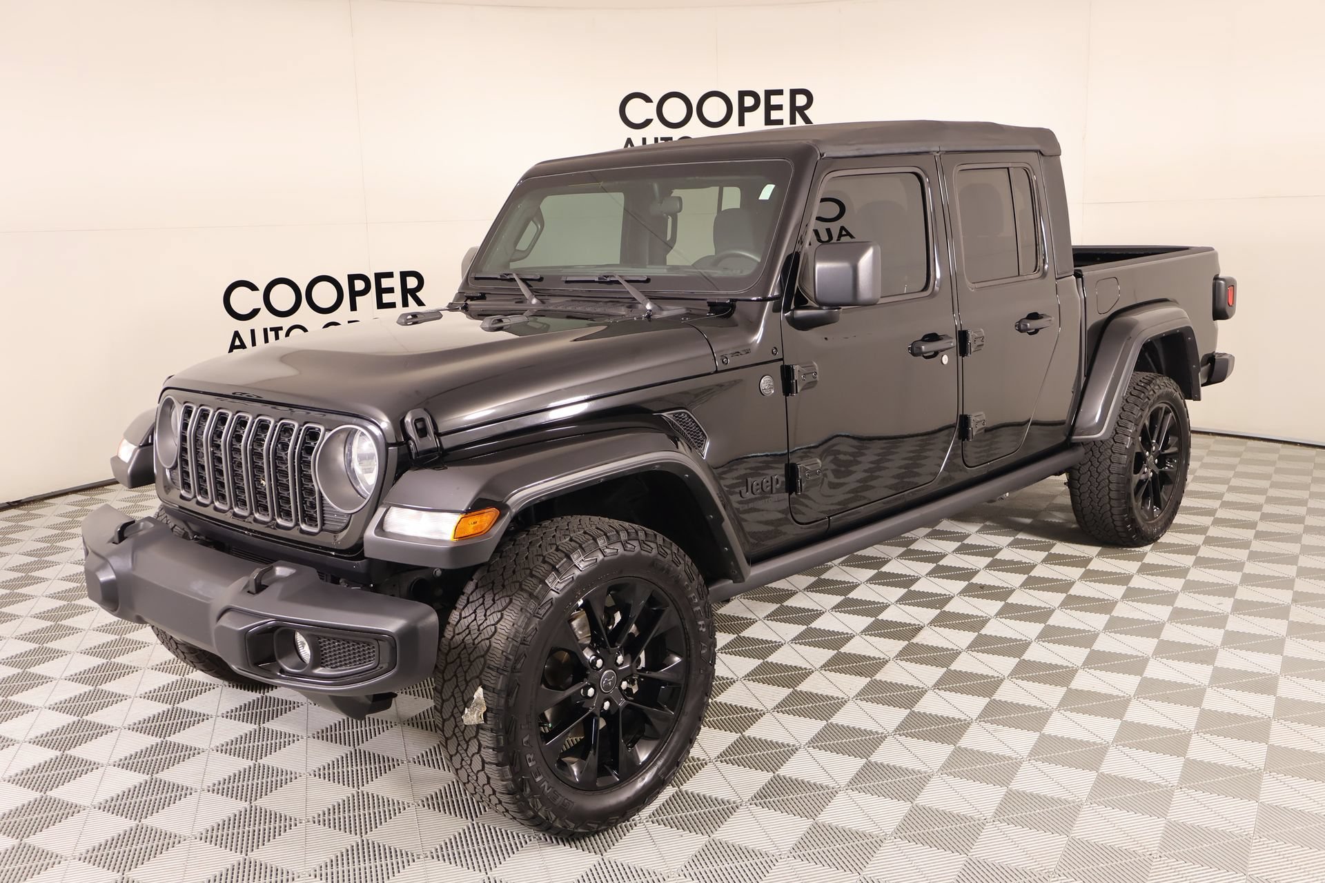 Used 2025 Jeep Gladiator Sport AWD/4WD image 9