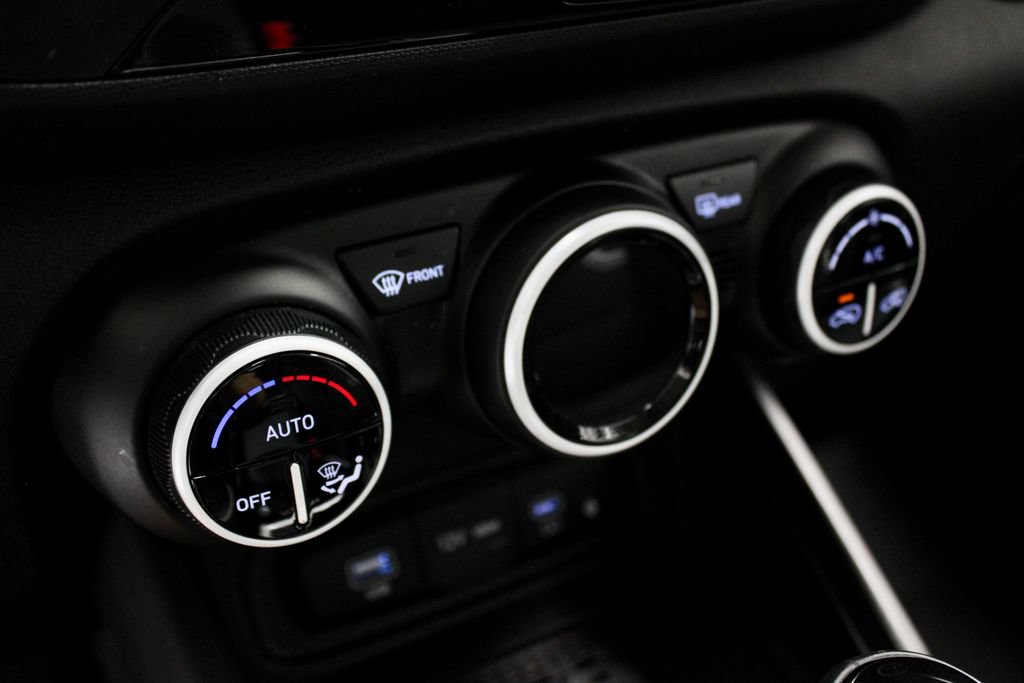 Certified 2025 Hyundai Venue Limited FWD image 32