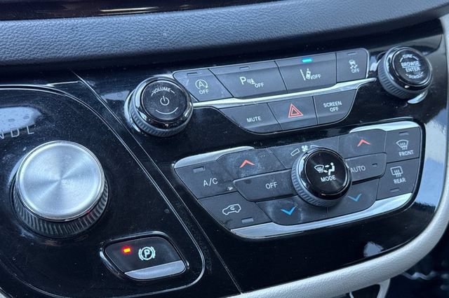 Used 2022 Chrysler Pacifica Touring-L FWD image 32
