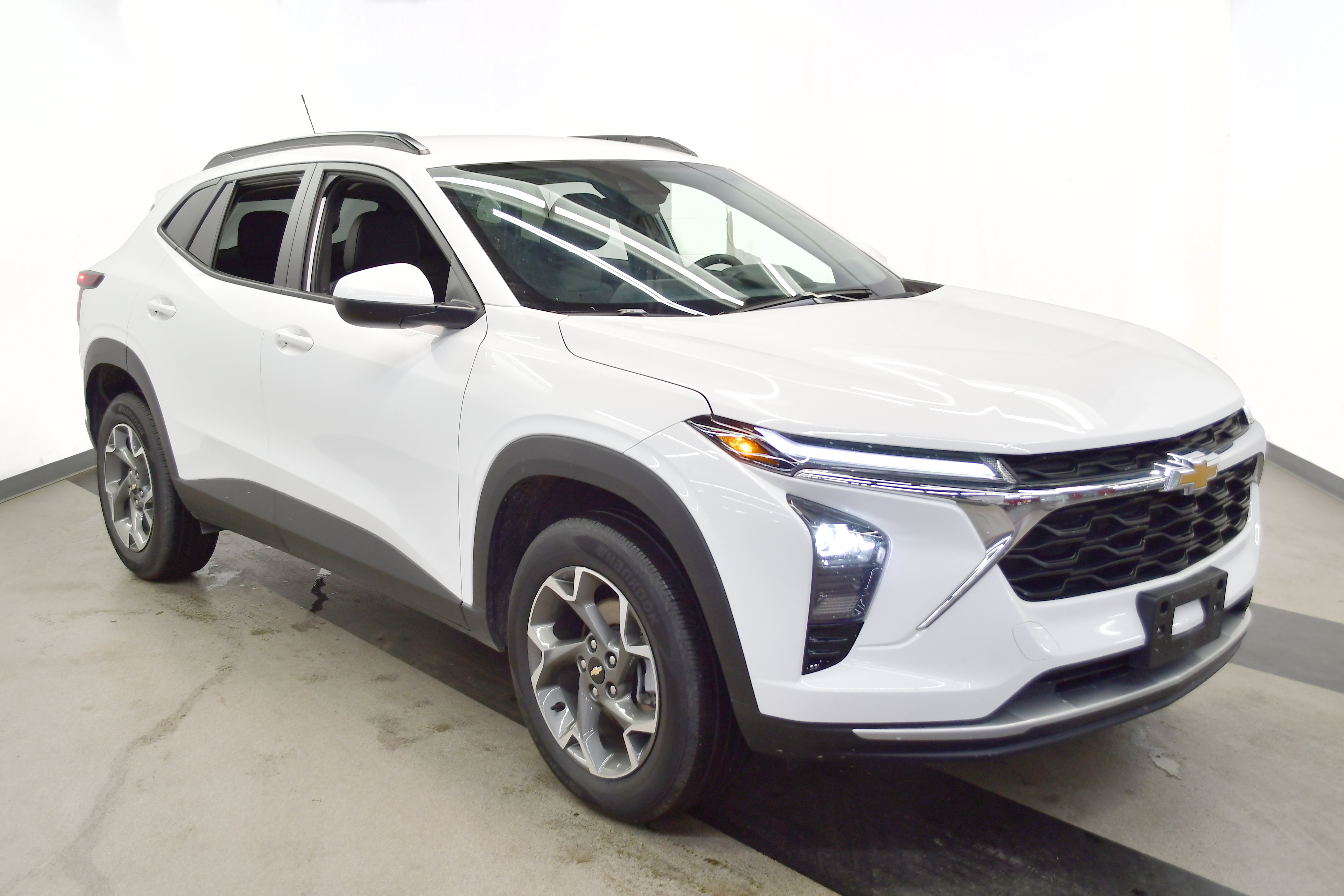 Used 2025 Chevrolet Trax LT w/ LT Convenience Package FWD image 2
