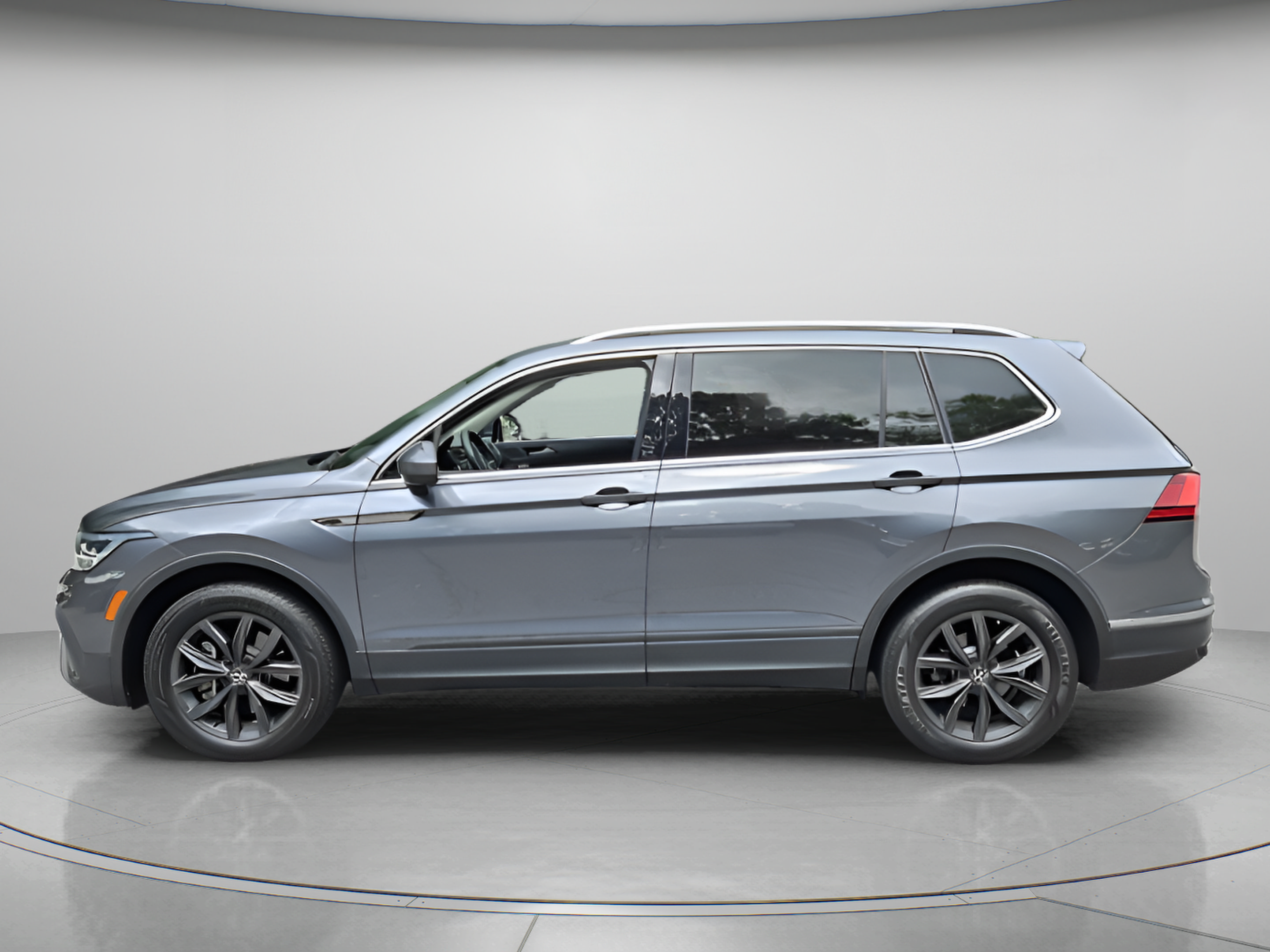 Certified 2023 Volkswagen Tiguan SE w/ Panoramic Sunroof Package FWD image 2
