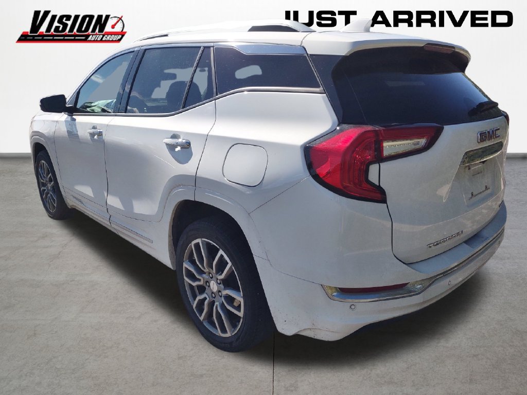 Used 2024 GMC Terrain Denali w/ Denali Premium Package AWD/4WD image 3