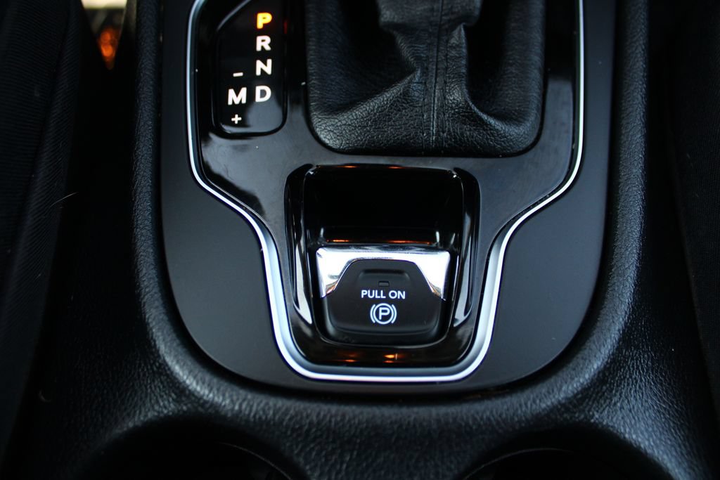 Used 2020 Jeep Cherokee Latitude Plus AWD/4WD image 18