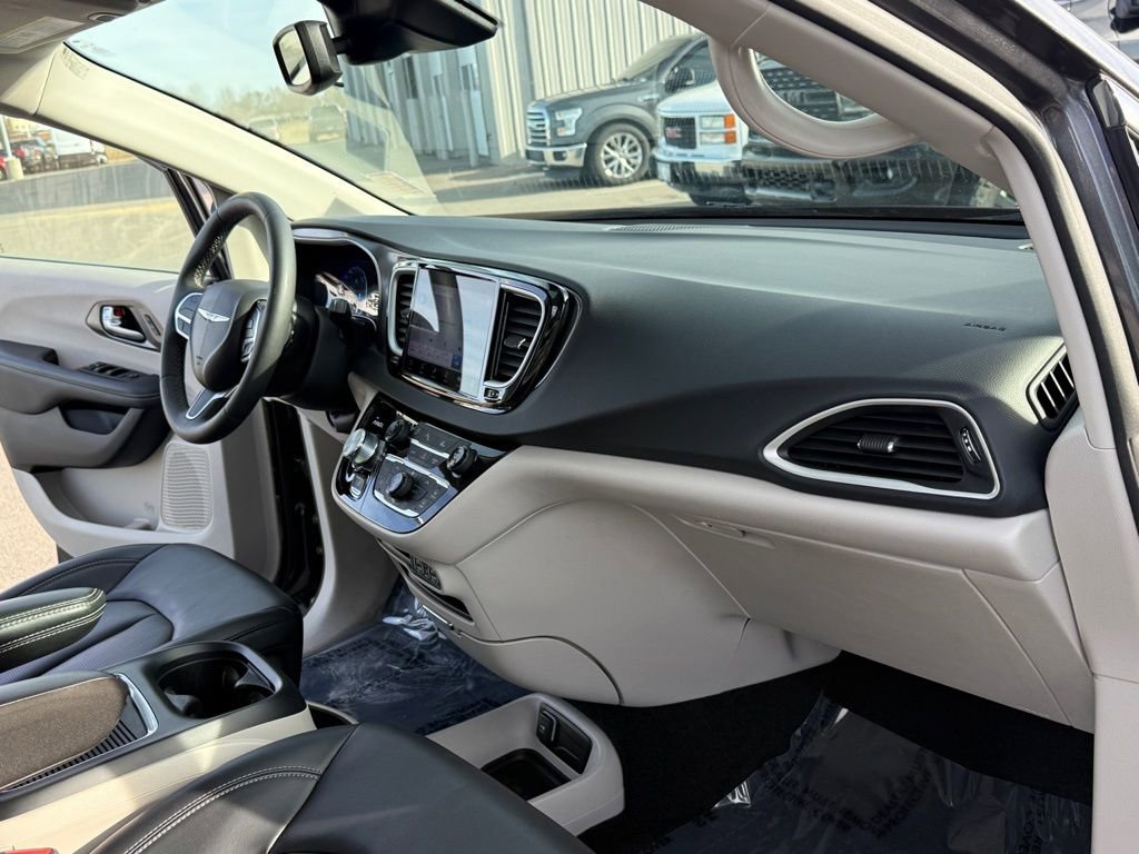 Used 2023 Chrysler Pacifica Touring-L image 15