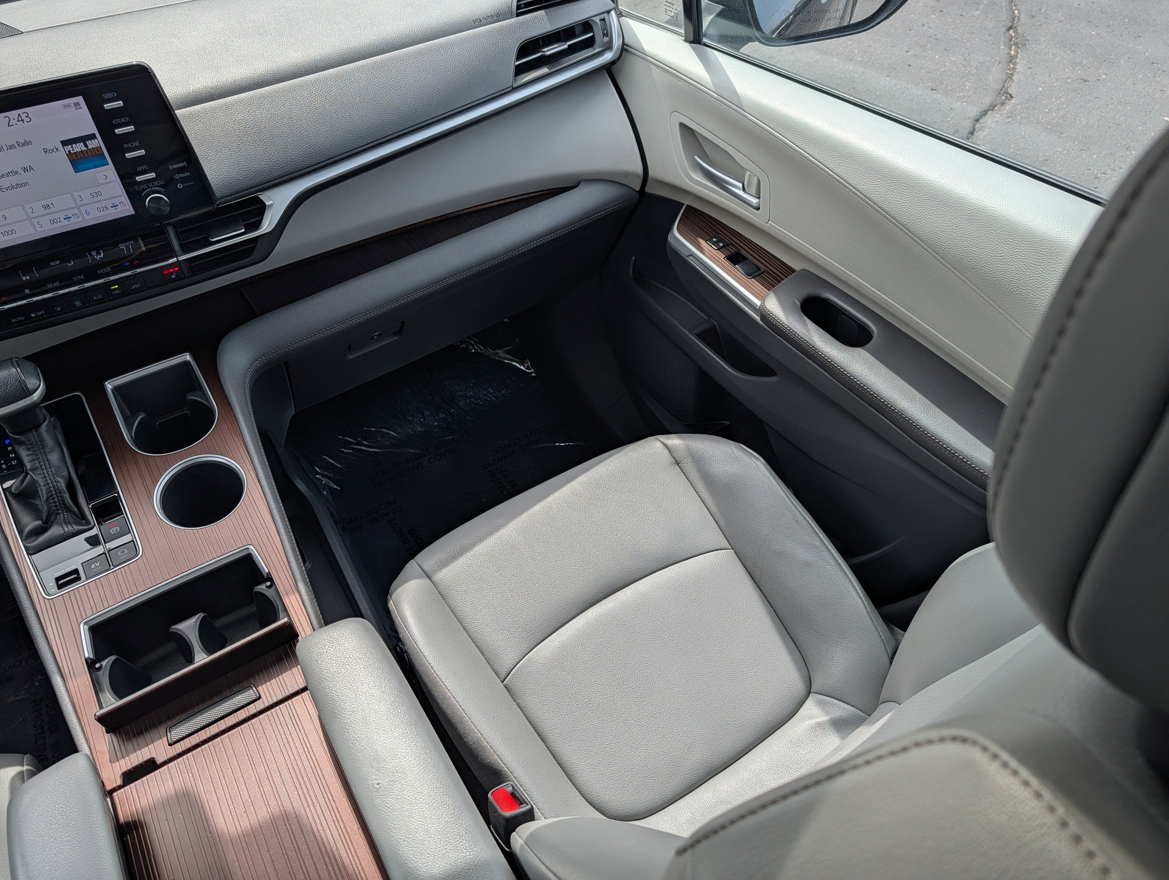 Used 2023 Toyota Sienna XLE FWD image 11