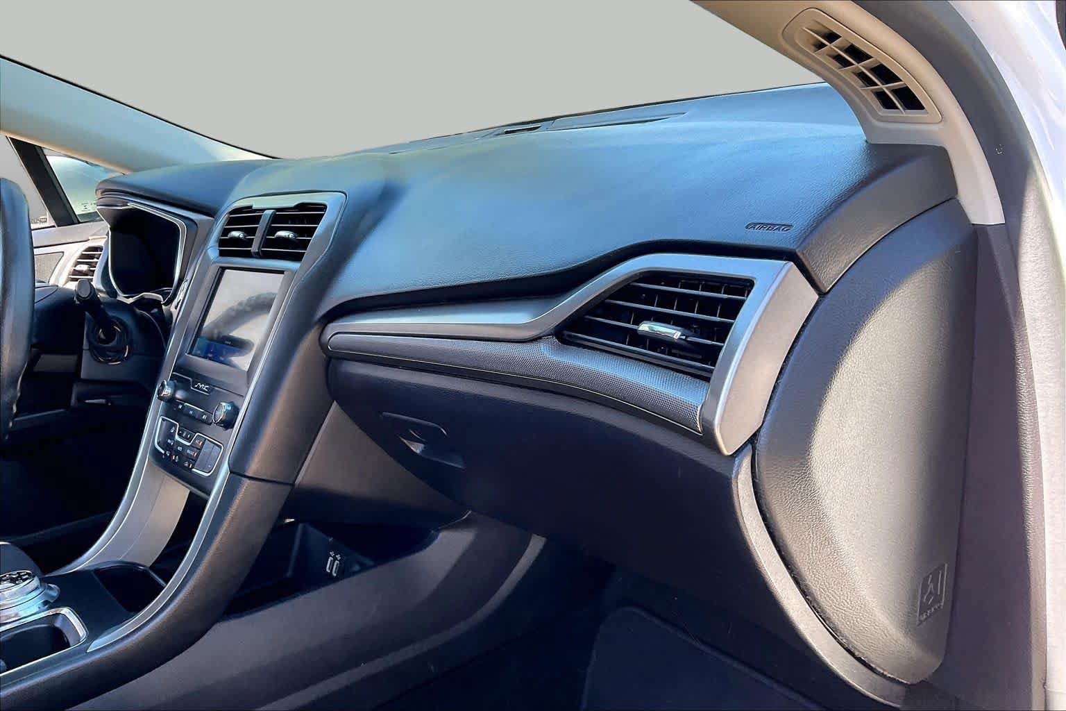 Used 2020 Ford Fusion SE FWD image 19
