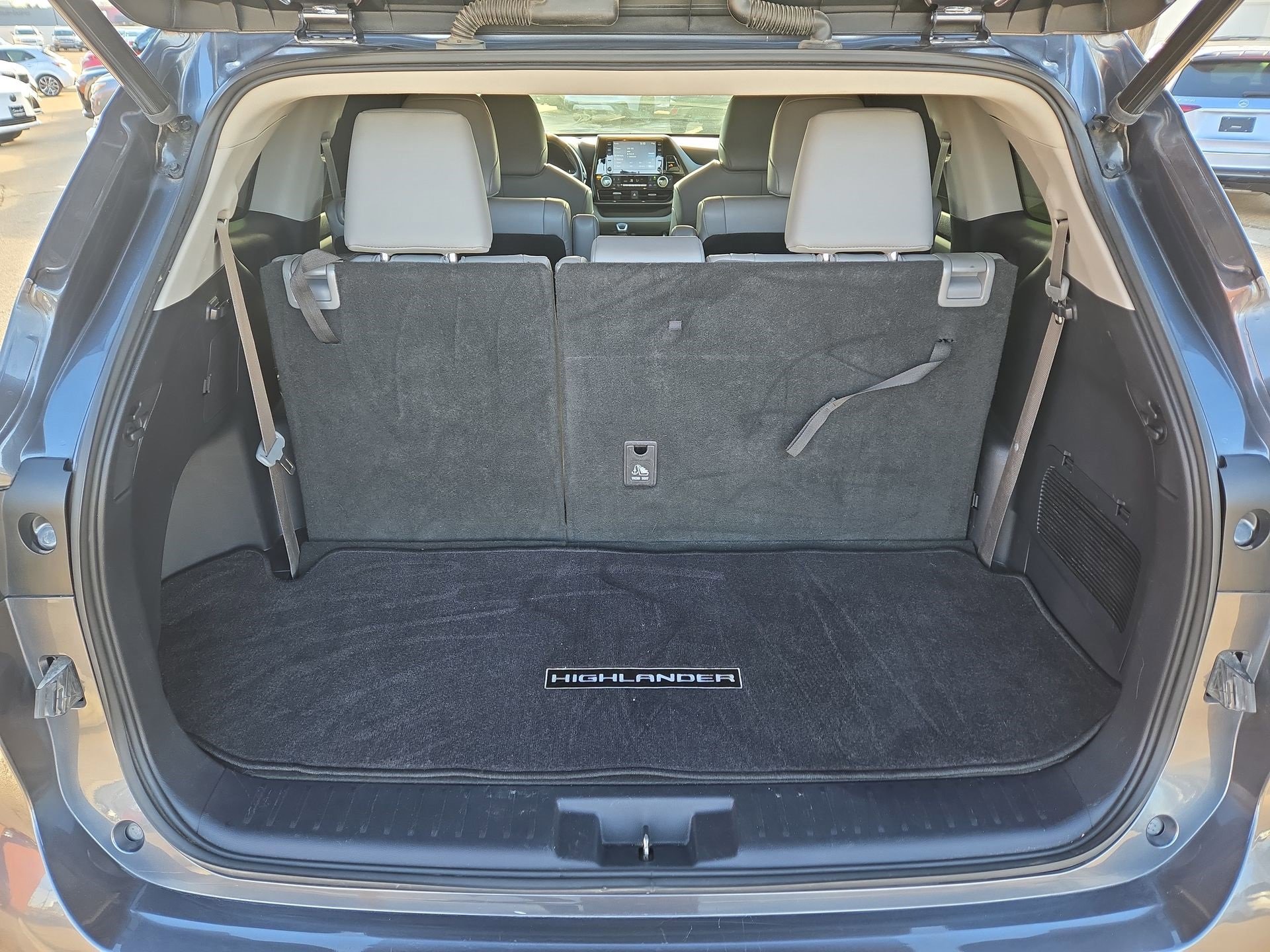 Used 2020 Toyota Highlander XLE image 12