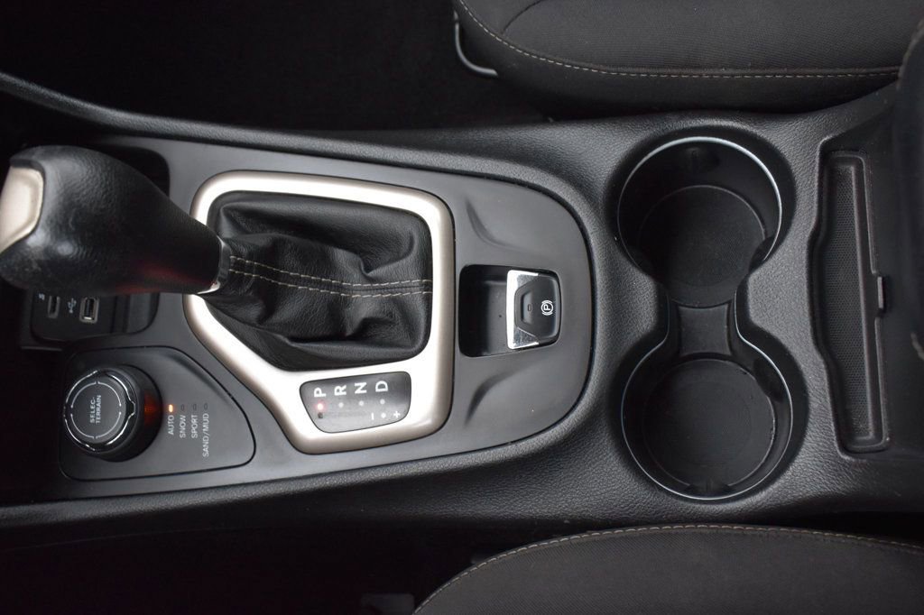 Used 2016 Jeep Cherokee Sport image 34