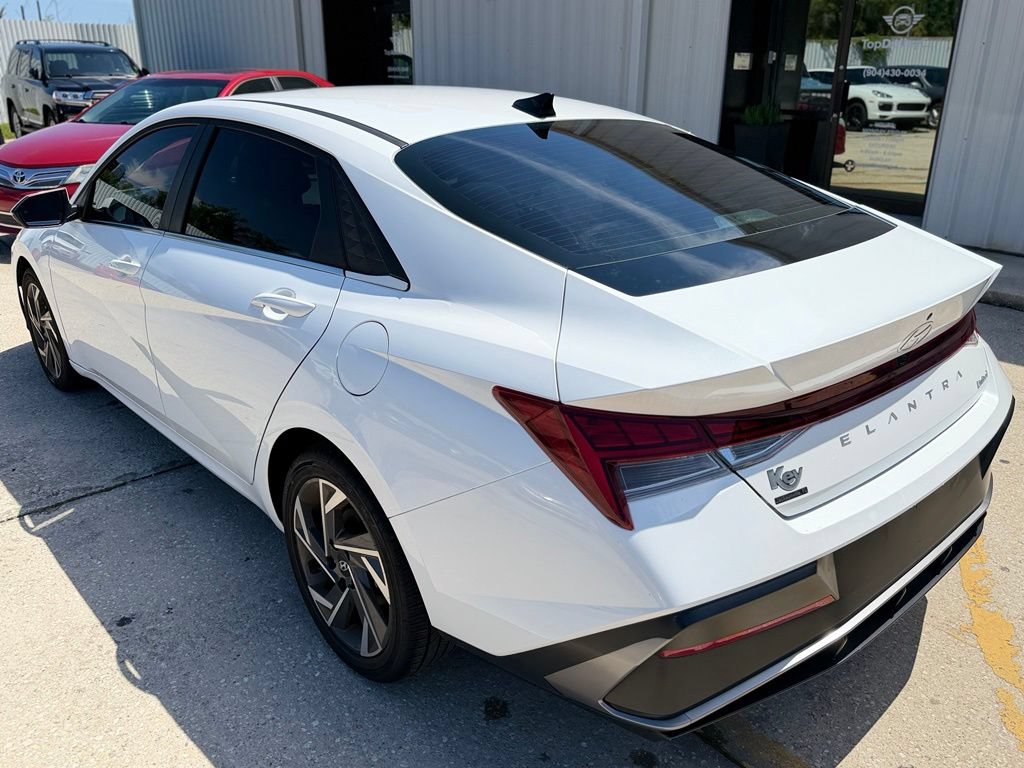 Used 2025 Hyundai Elantra Limited FWD image 3