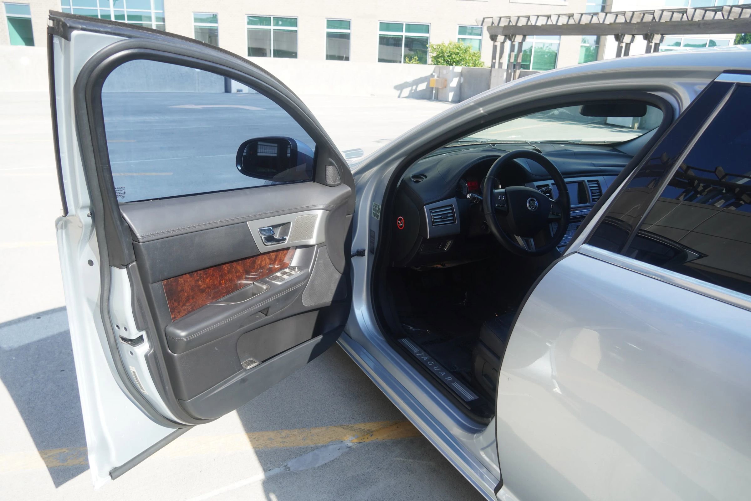 Used 2011 Jaguar XF Premium RWD image 35