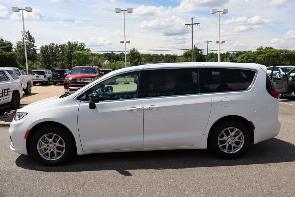 Used 2026 Chrysler Pacifica Select FWD image 28
