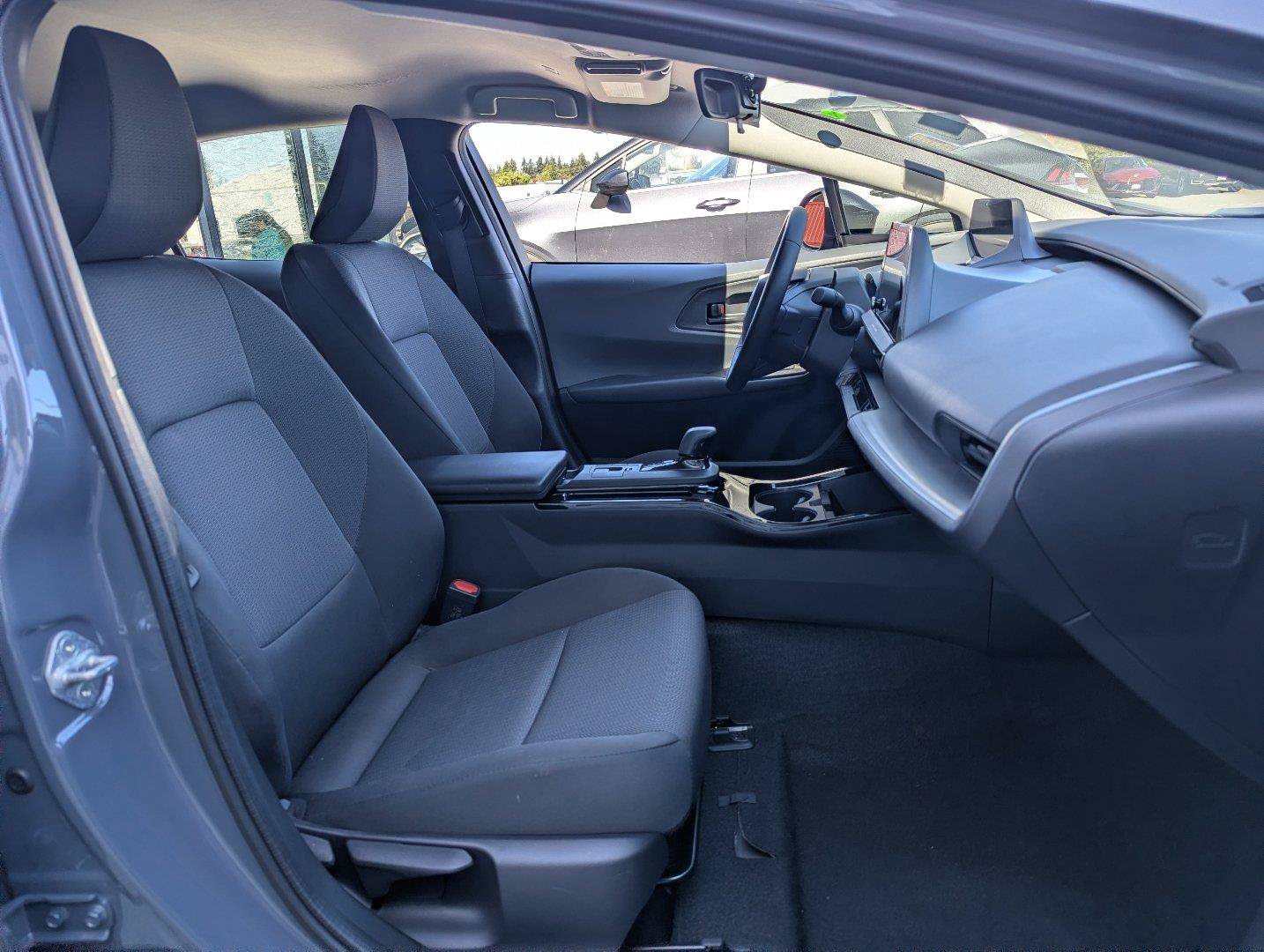Used 2025 Toyota Prius LE FWD image 30