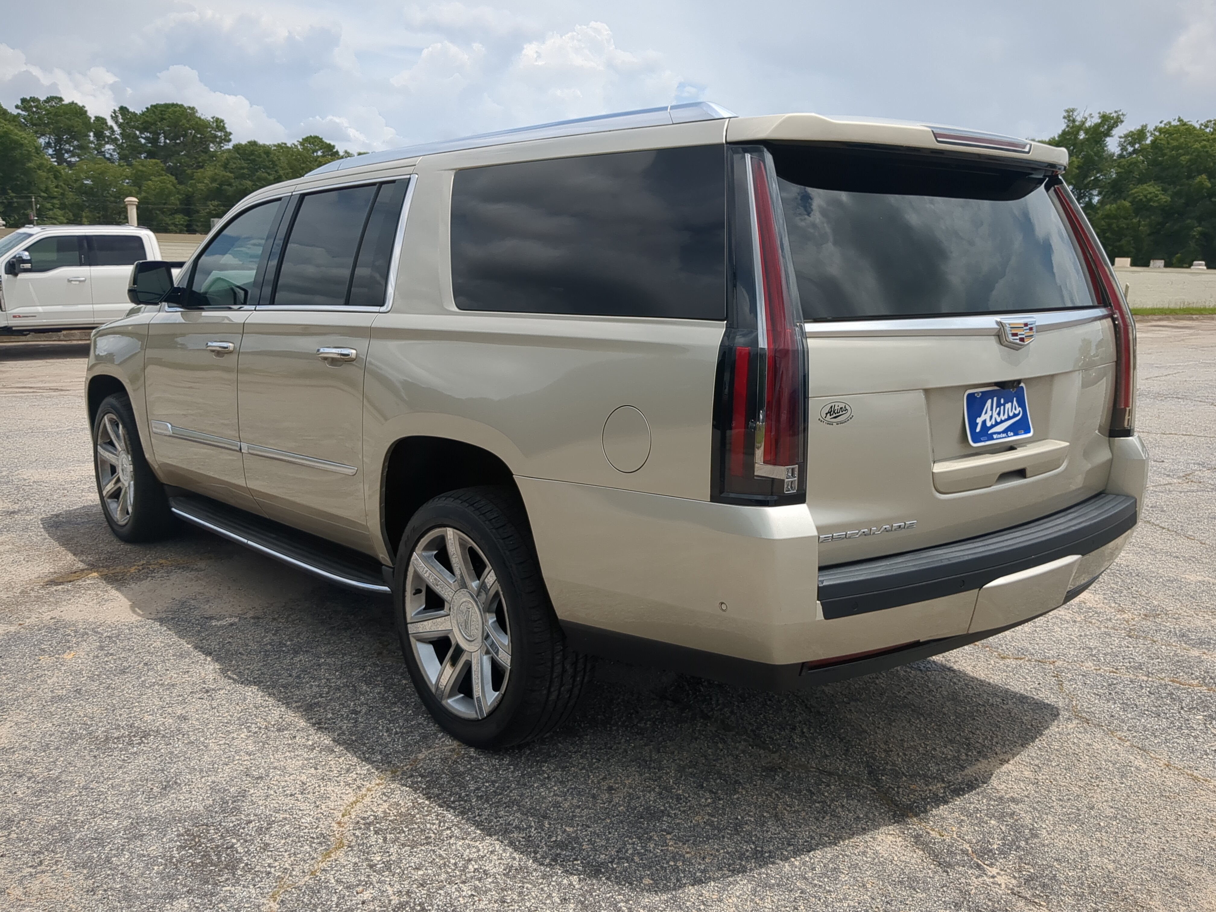 Used 2017 Cadillac Escalade ESV Luxury RWD image 5