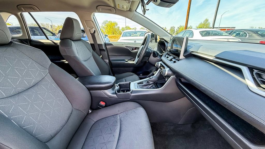 Used 2025 Toyota RAV4 XLE AWD/4WD image 17