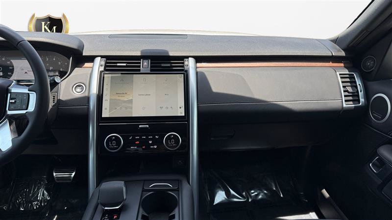 Used 2024 Land Rover Discovery Dynamic SE AWD/4WD image 15