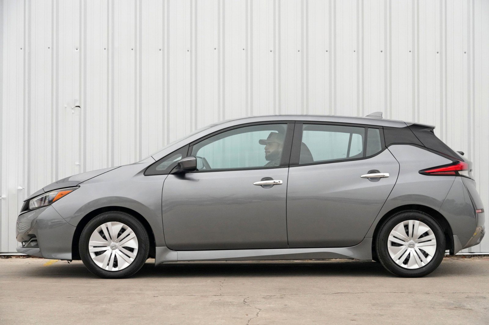 Used 2025 Nissan Leaf S image 7