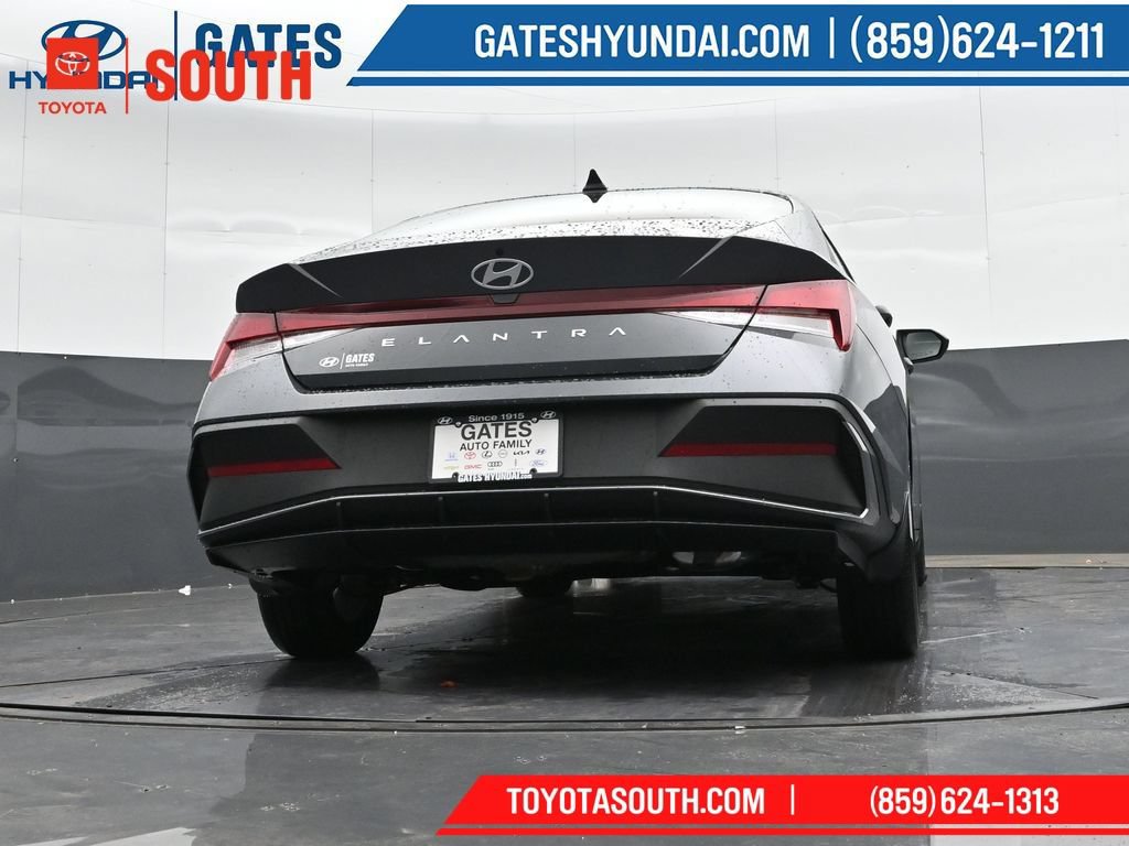 Used 2025 Hyundai Elantra SE FWD image 31