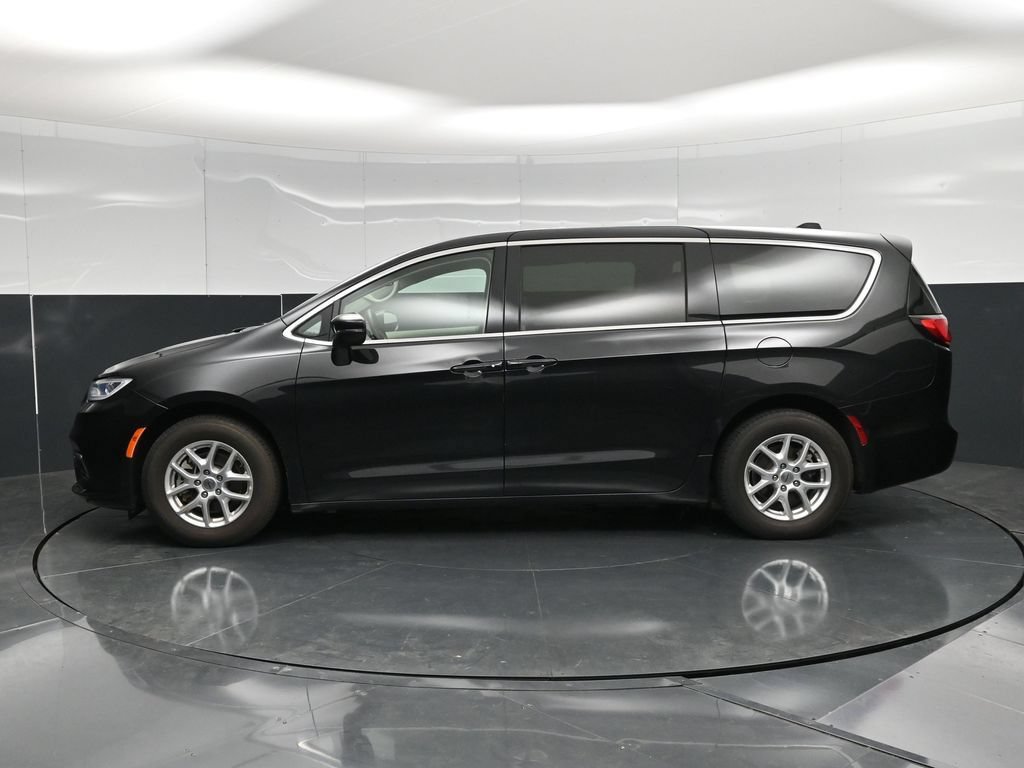 Used 2023 Chrysler Pacifica Touring-L FWD image 9