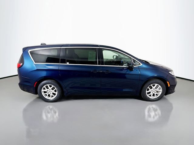 Used 2023 Chrysler Pacifica Touring-L image 8