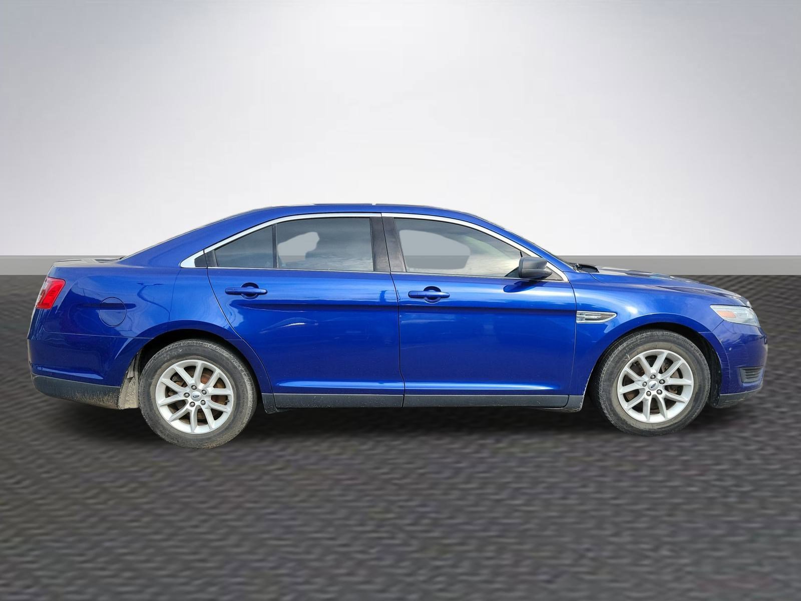 Used 2013 Ford Taurus SE image 4