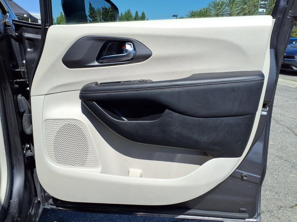 Used 2023 Chrysler Pacifica Touring-L image 23