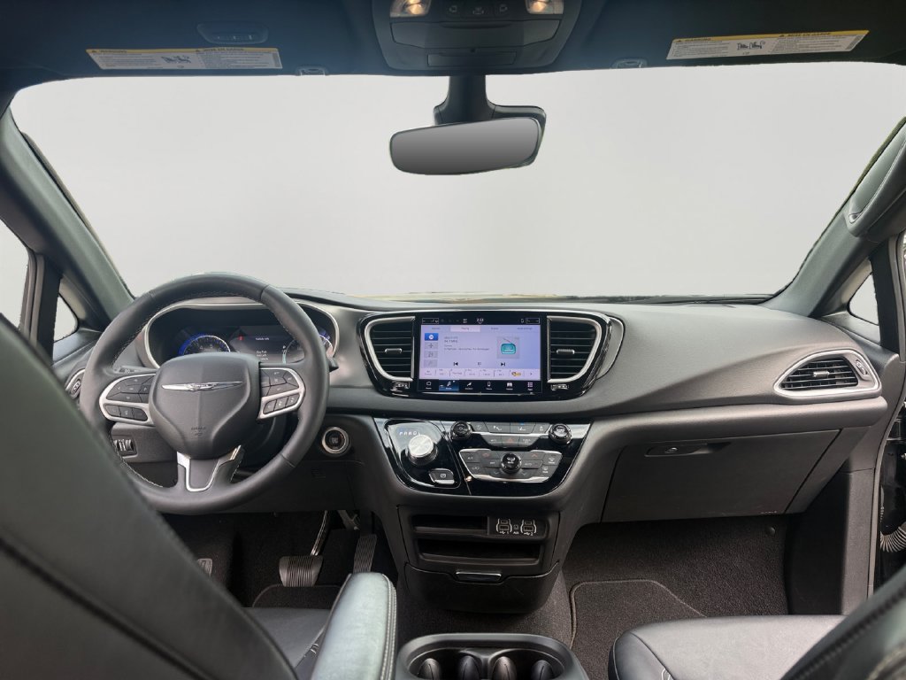 Used 2025 Chrysler Pacifica Select FWD image 10