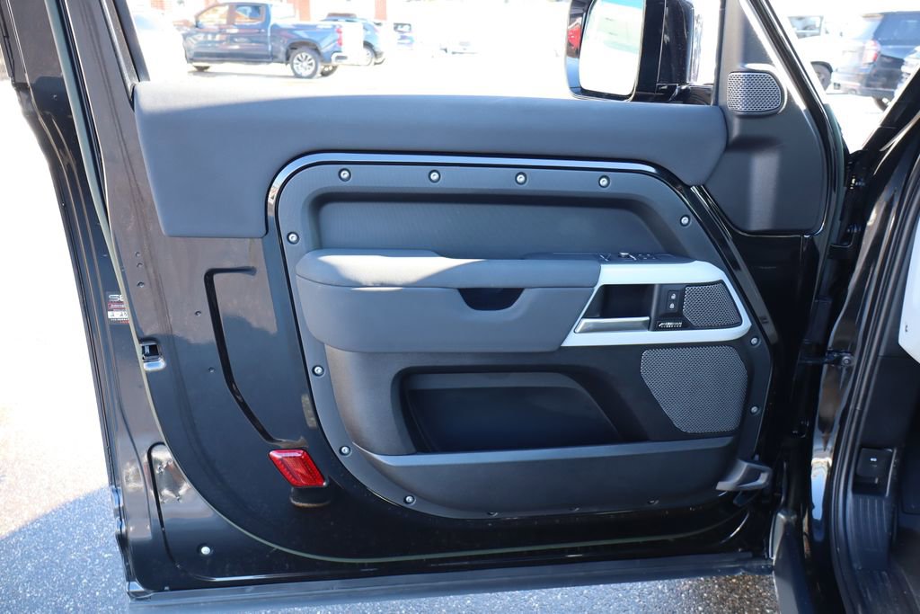 Used 2023 Land Rover Defender 90 X-Dynamic SE image 9