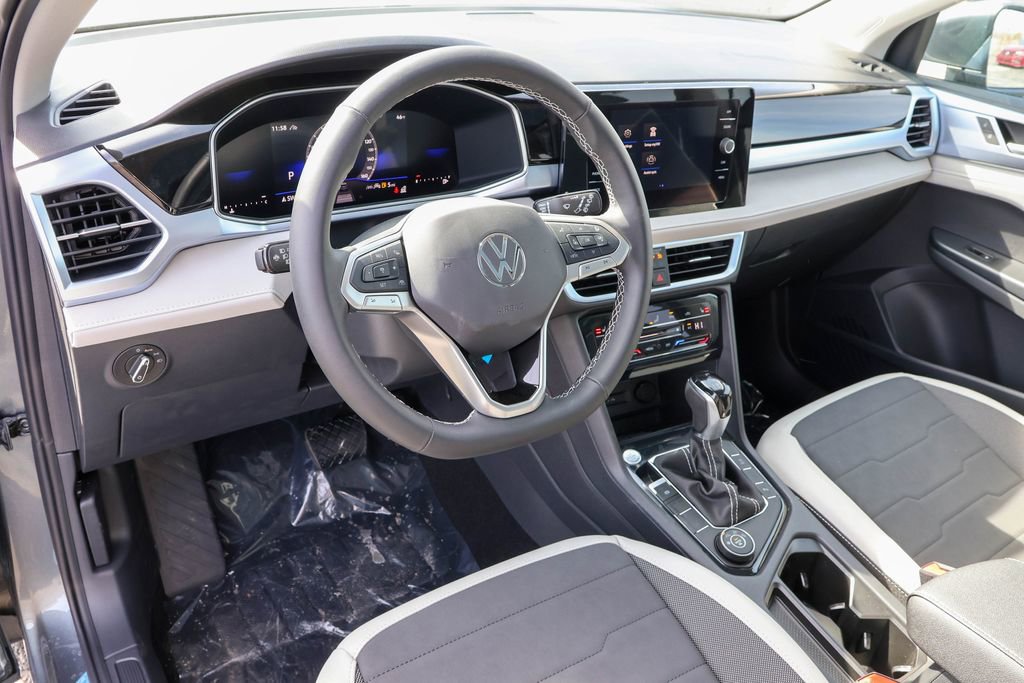 New 2025 Volkswagen Taos SE image 3