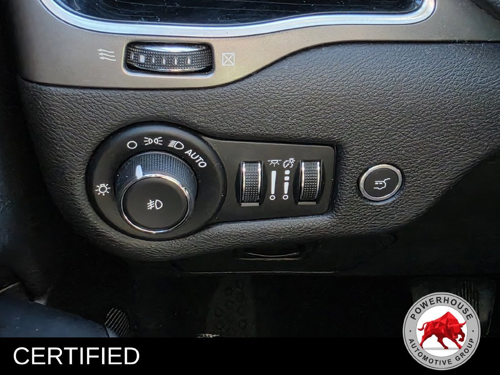 Used 2019 Jeep Cherokee Limited FWD image 29