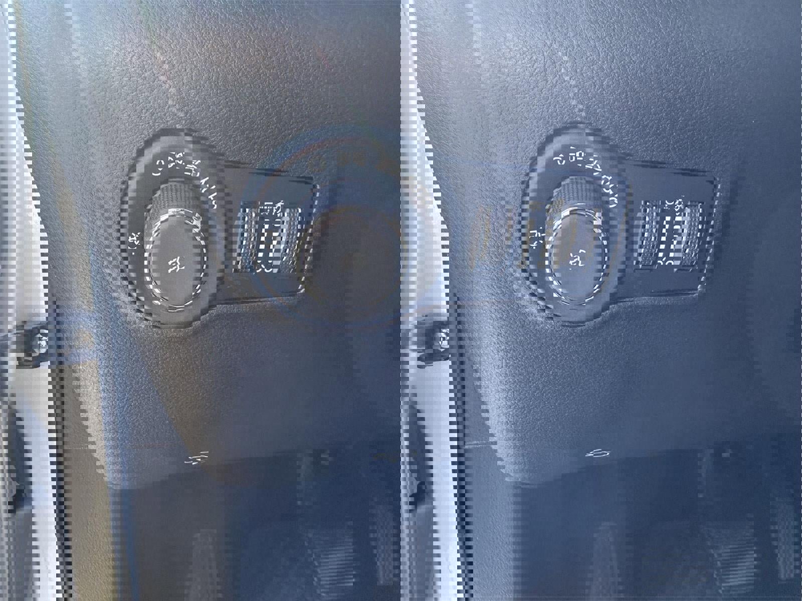 Used 2025 Jeep Compass Trailhawk image 17