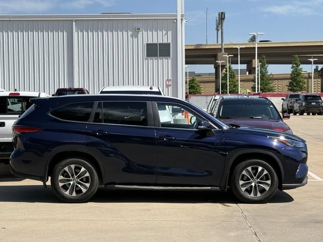Used 2023 Toyota Highlander XLE FWD image 3