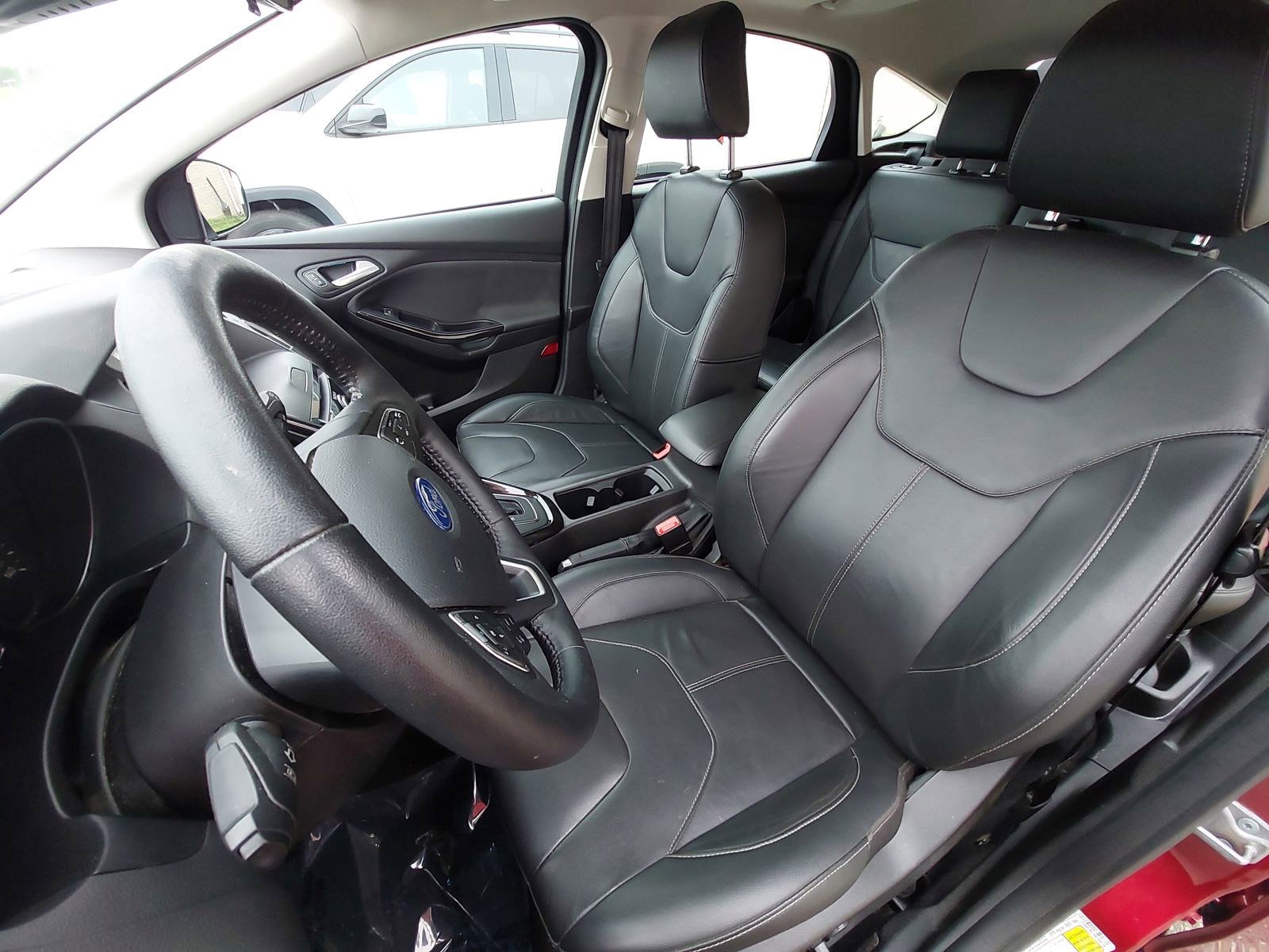 Used 2017 Ford Focus Titanium w/ Titanium Technology Package FWD image 17