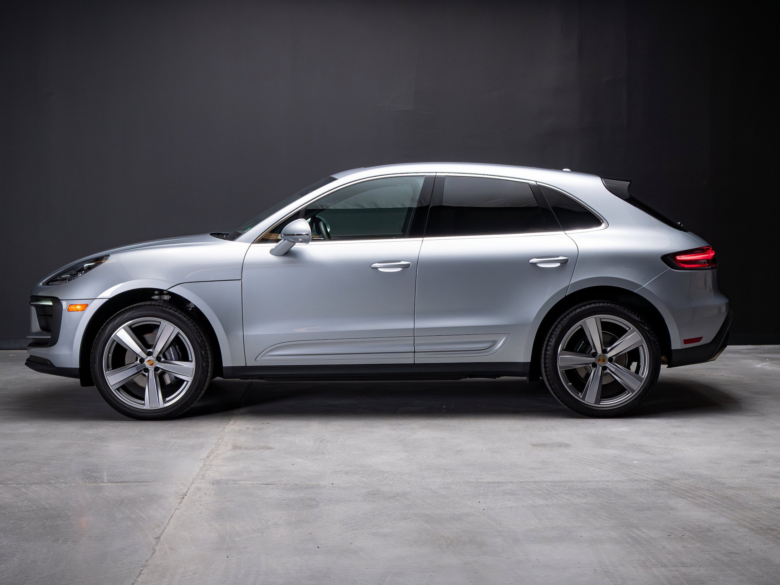 Certified 2025 Porsche Macan AWD/4WD image 2